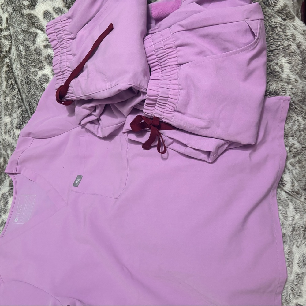 Figs”Dusk” Scrub Set with Maroon Accents